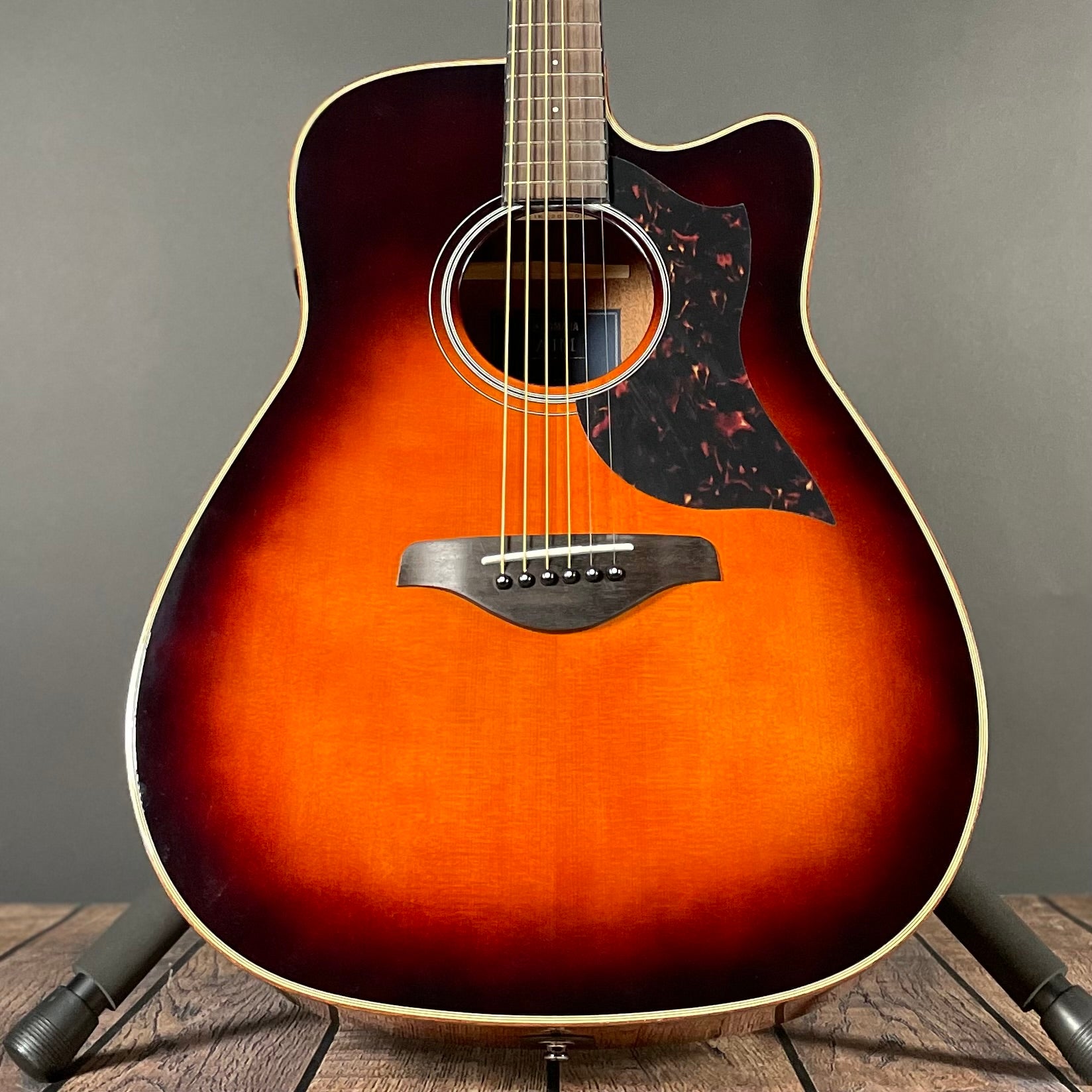 Yamaha A1M Western Cutaway, Mahogany - Tobacco Brown Sunburst