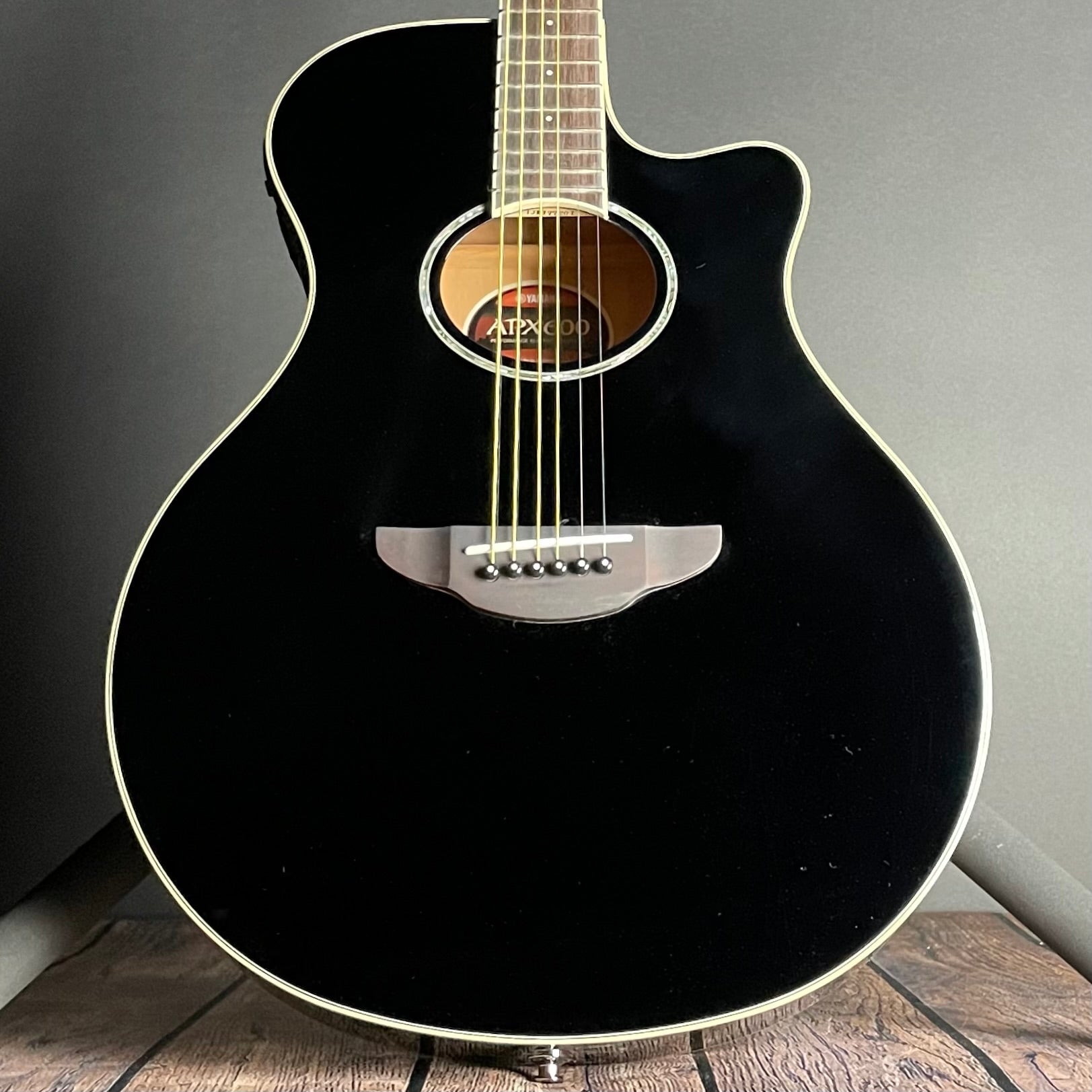 Yamaha APX600 Thinline Acoustic- Black - Metronome Music Inc.