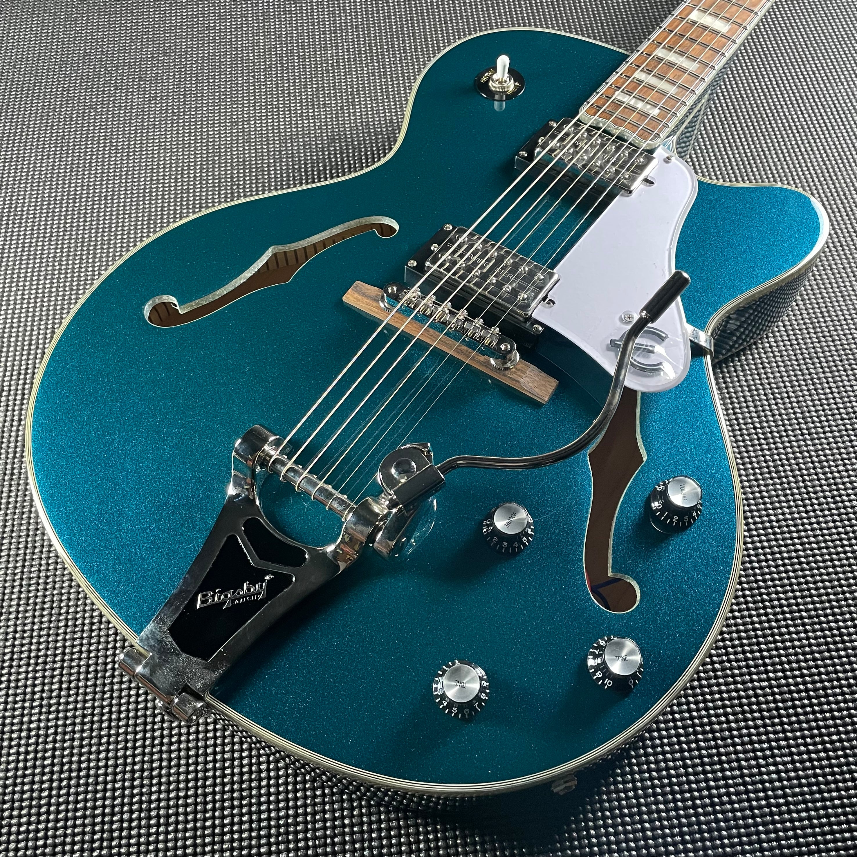 Epiphone Emperor Swingster- Delta Blue Metallic (7lbs 5oz) - Metronome Music Inc.