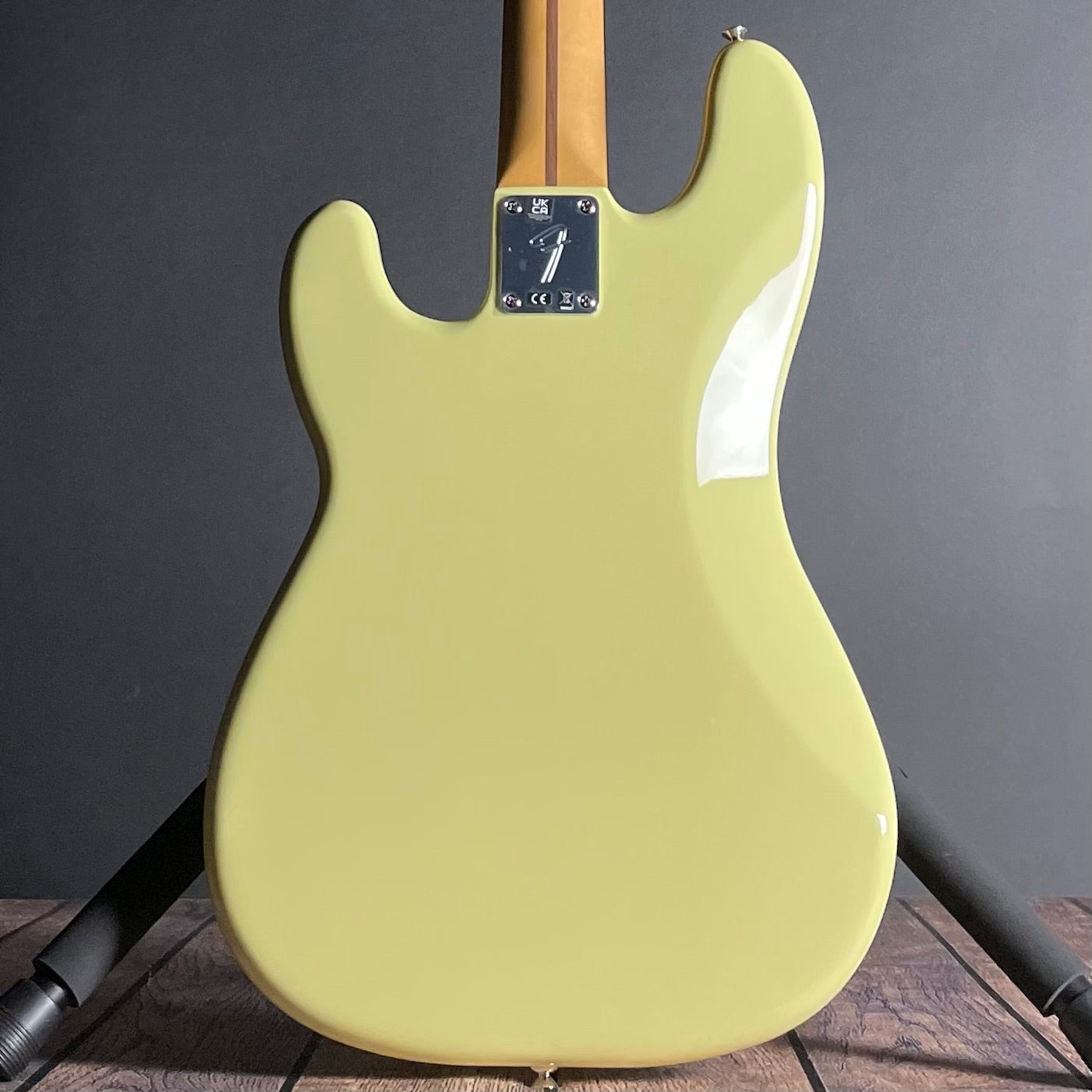 Fender Player II Precision Bass, Maple- Hialeah Yellow (8lbs 2oz)