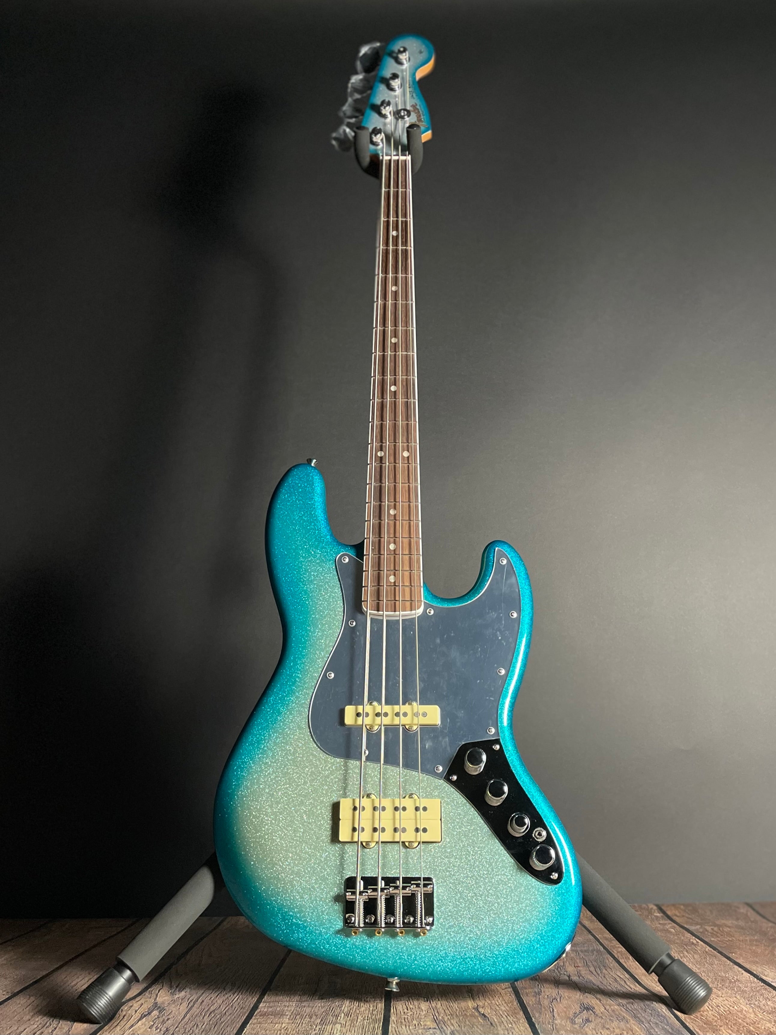 Fender Limited Player Plus, Blu DeTiger Jazz Bass, Rosewood- Sky Burst Sparkle (8lbs 1oz)