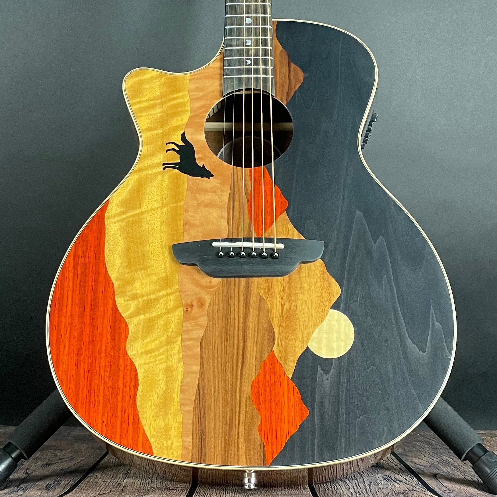 Luna Vista Wolf Tropical Wood, Left-Handed w/Hardhsell Case - Metronome Music Inc.