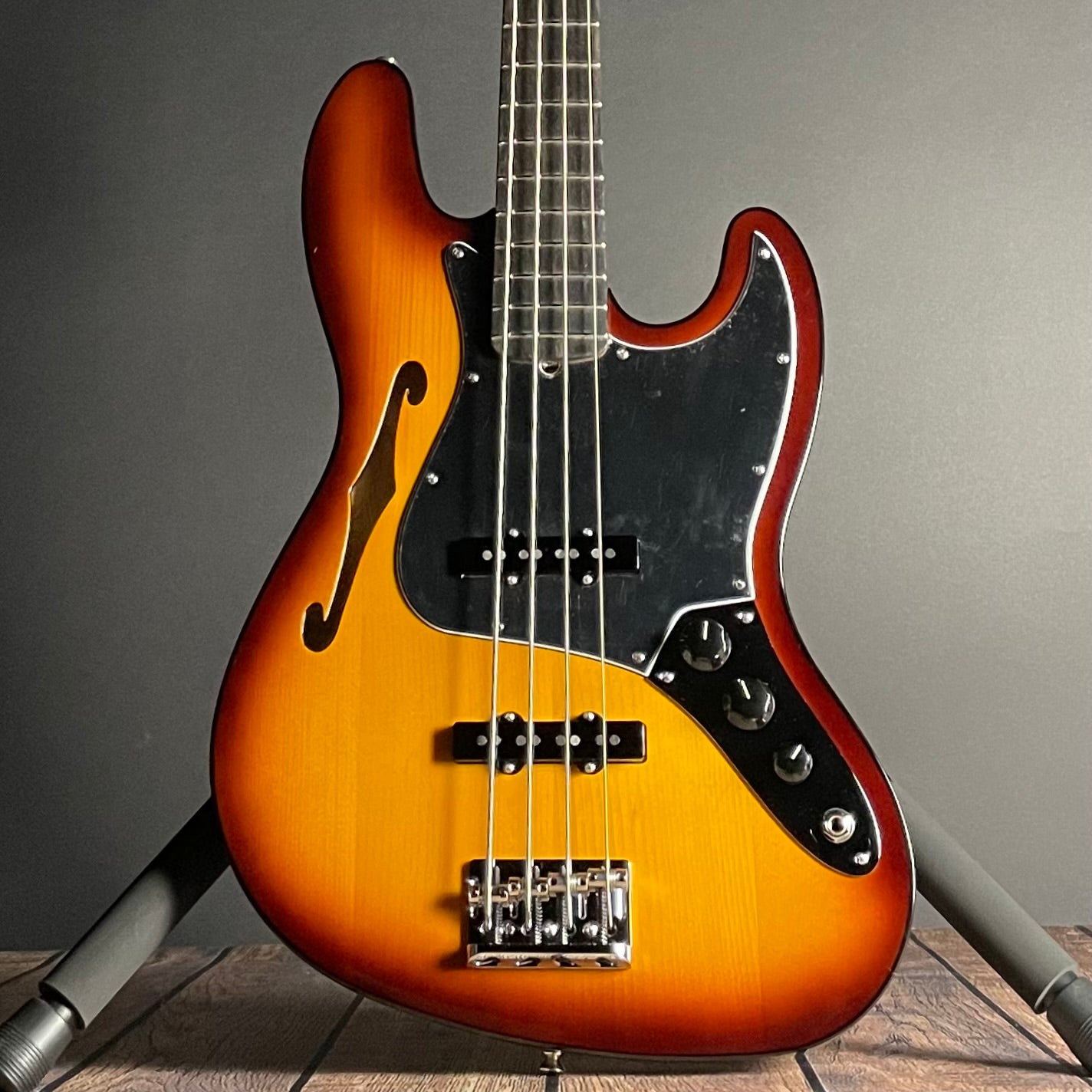 Fender Limited Edition Suona Jazz Bass, Thinline, Ebony Fingerboard- Violin Burst (US23091708) - Metronome Music Inc.