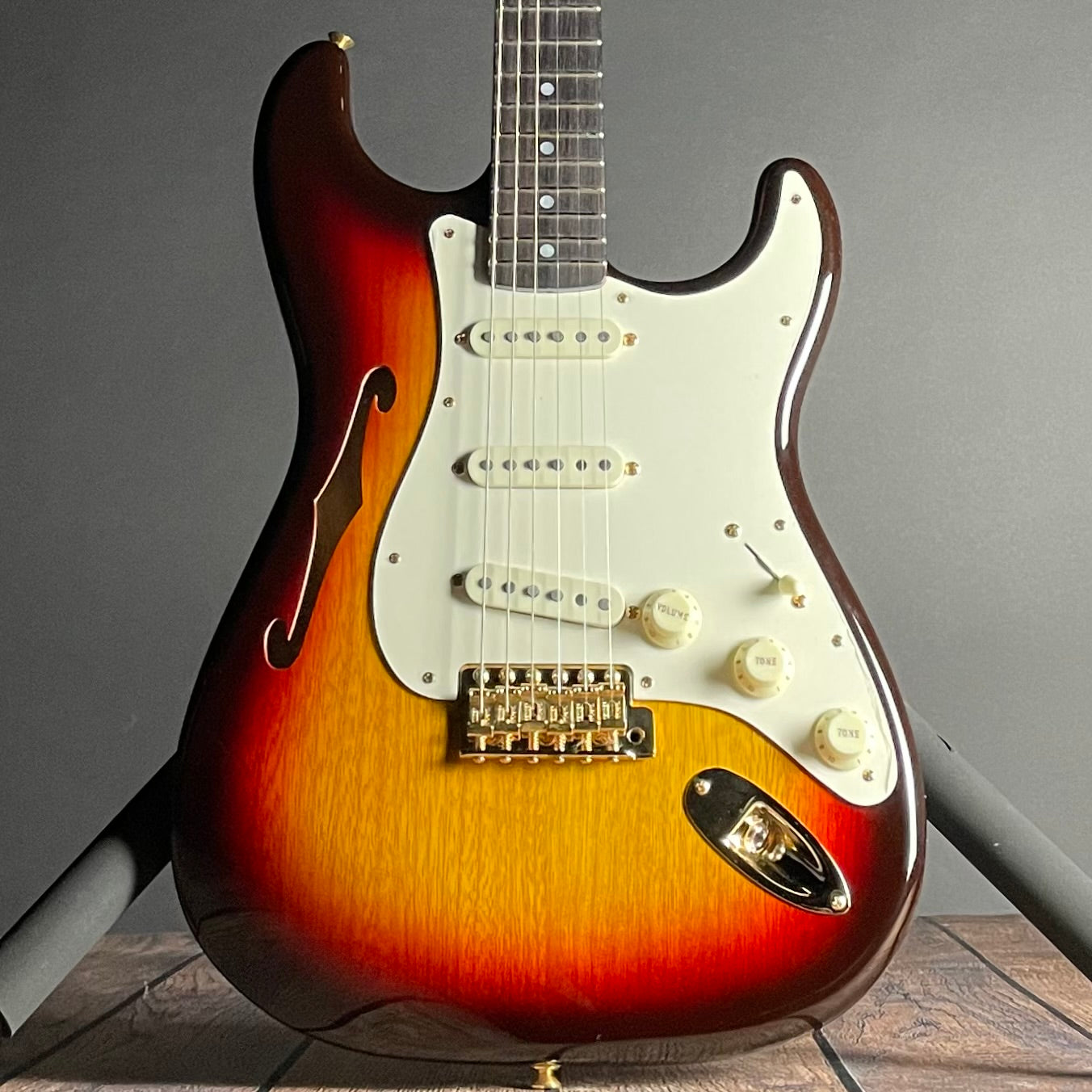 Fender Artisan Korina Stratocaster, Rosewood- Chocolate 3-Color Sunburst (7lbs 12oz) - Metronome Music Inc.