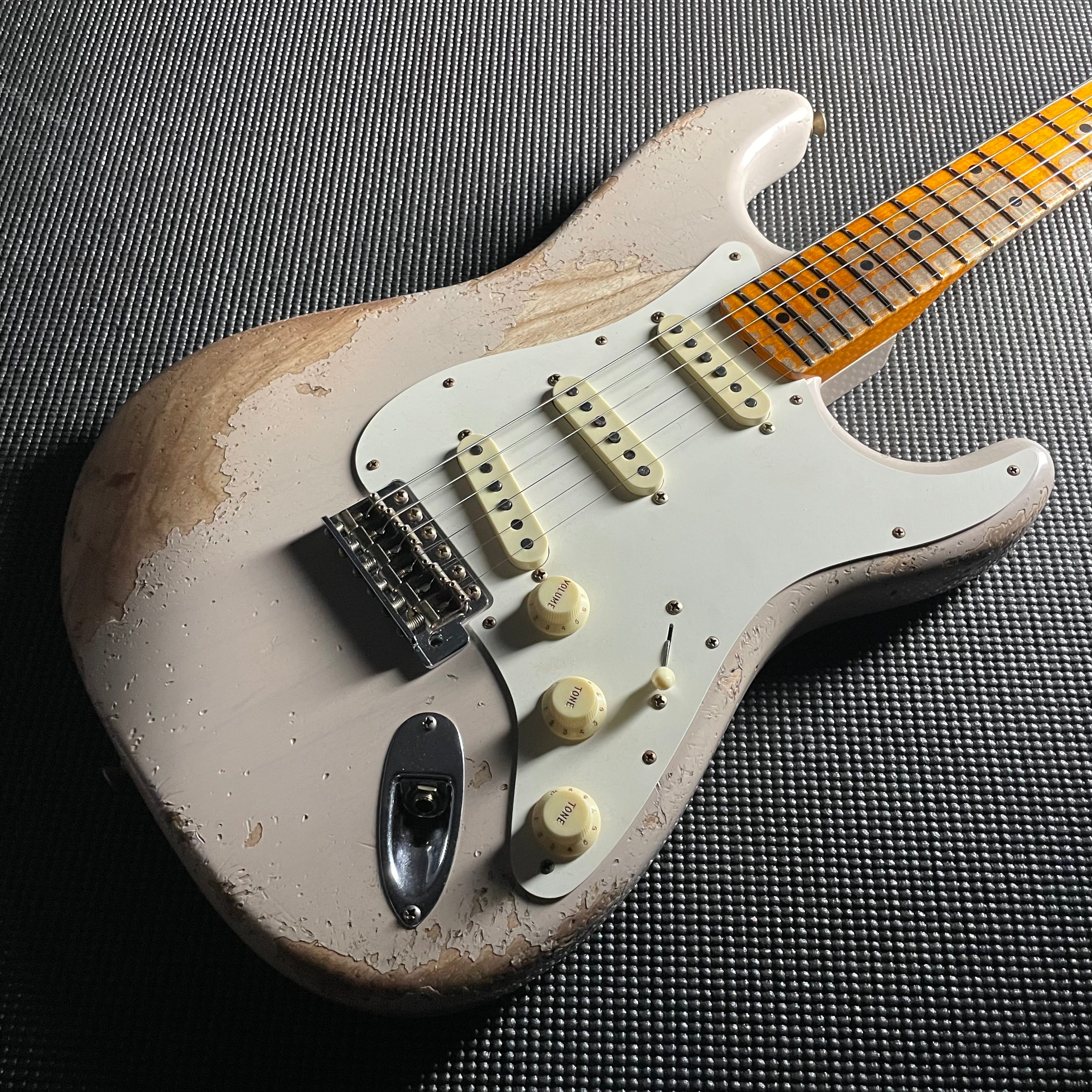 Fender Custom Shop LTD Red Hot Stratocaster, Super Heavy Relic- Aged Dirty White Blonde (7lbs 7oz) - Metronome Music Inc.