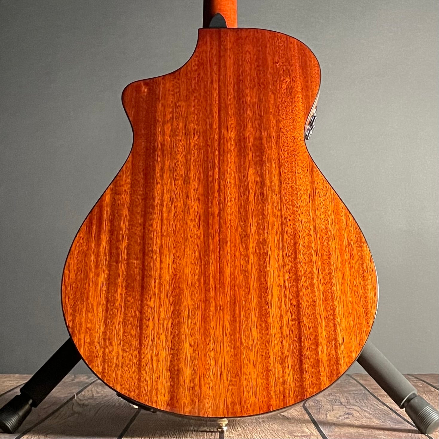 Breedlove Solo Pro Series Concert Edgeburst CE, Red Cedar-African Mahogany - Metronome Music Inc.