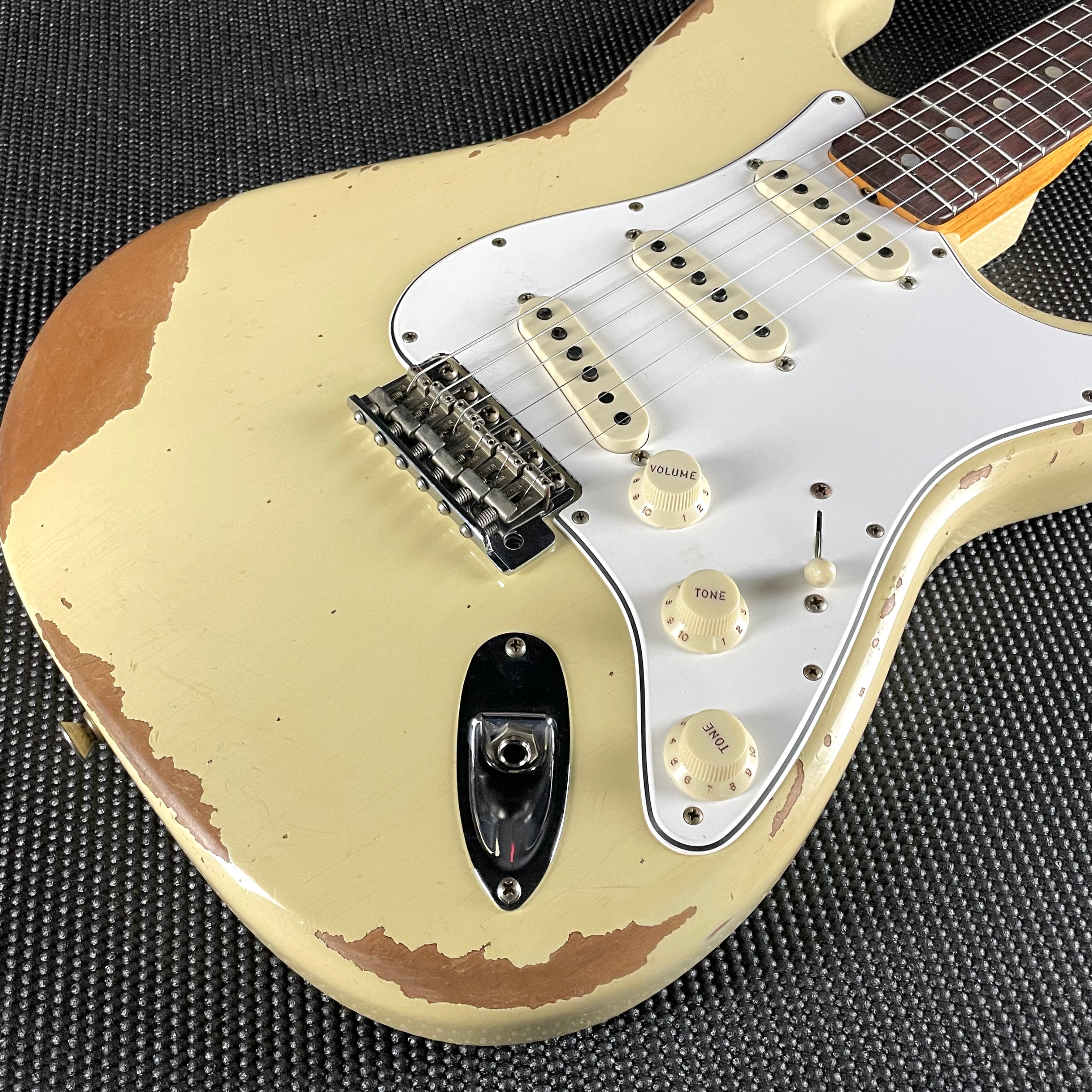 Fender Custom Shop 1967 Stratocaster, Heavy Relic- Aged Vintage White (8lbs 1oz) - Metronome Music Inc.