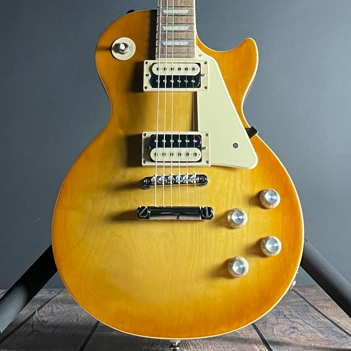 Epiphone Les Paul Classic- Honeyburst (8lbs 8oz) - Metronome Music Inc.