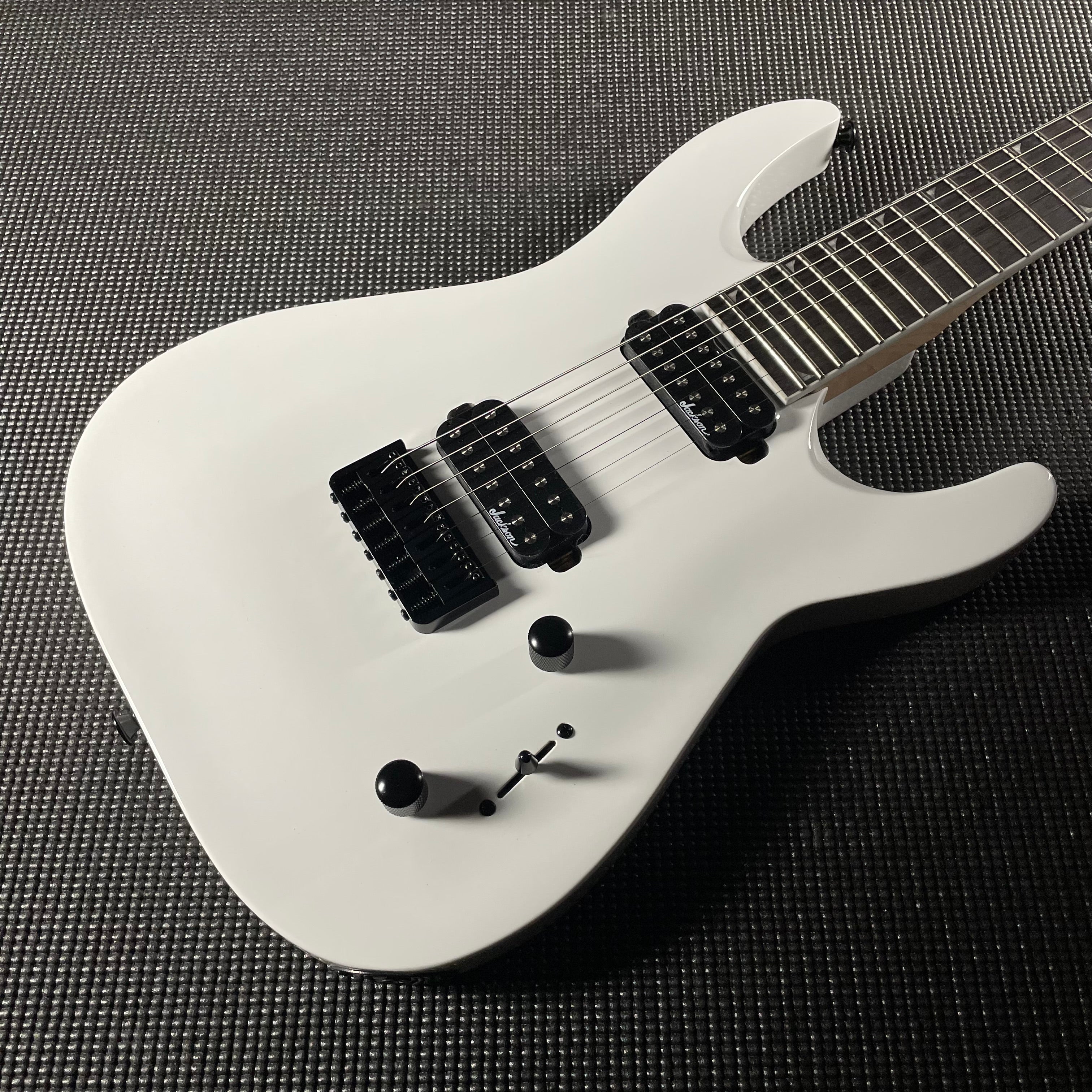 Jackson JS Series Dinky Arch Top, JS32-7 DKA, HT- Snow White - Metronome Music Inc.