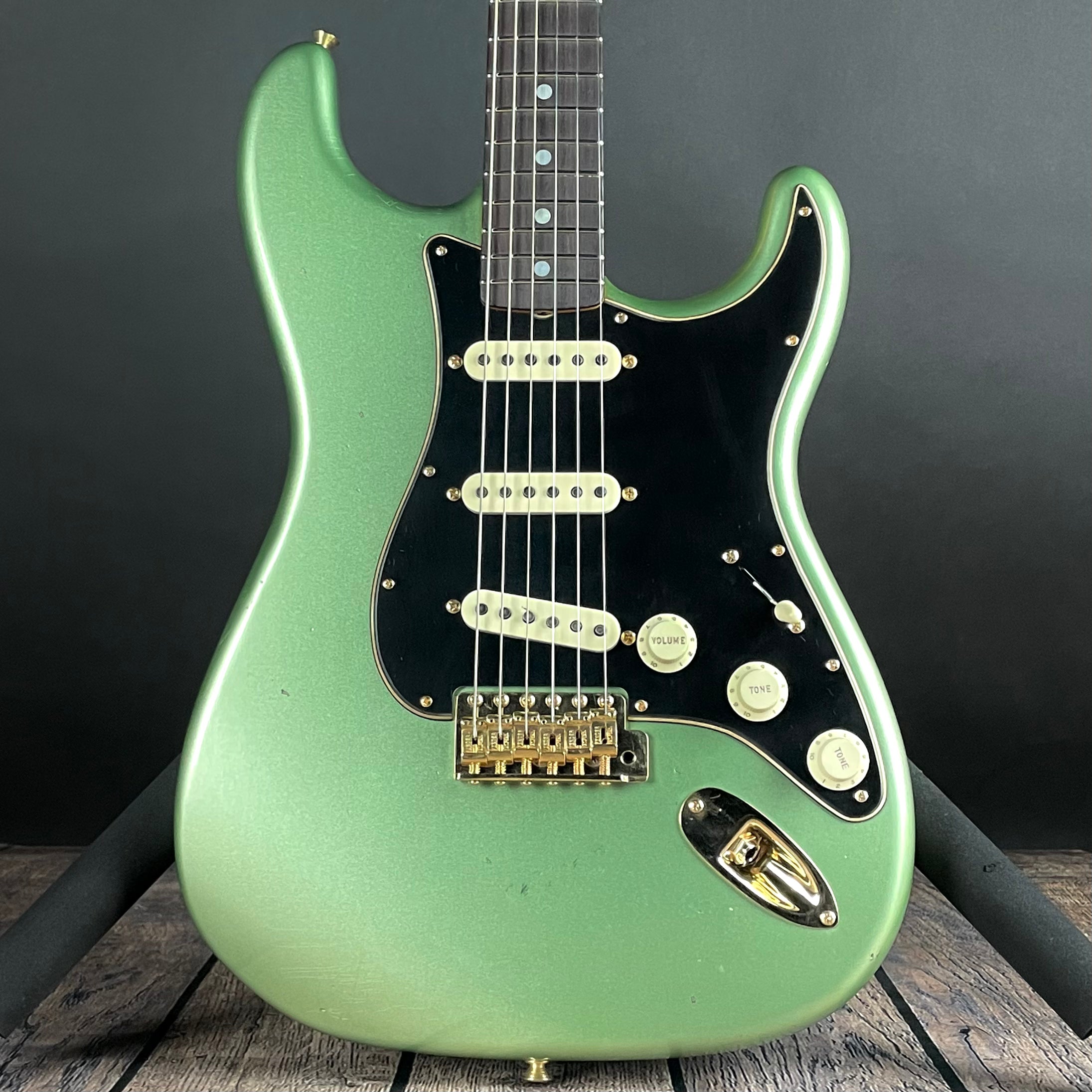 Fender Custom Shop LTD  1965 Dual-Mag Stratocaster, Journeyman Relic- Aged Sage Green Metallic (7lbs 5oz) - Metronome Music Inc.